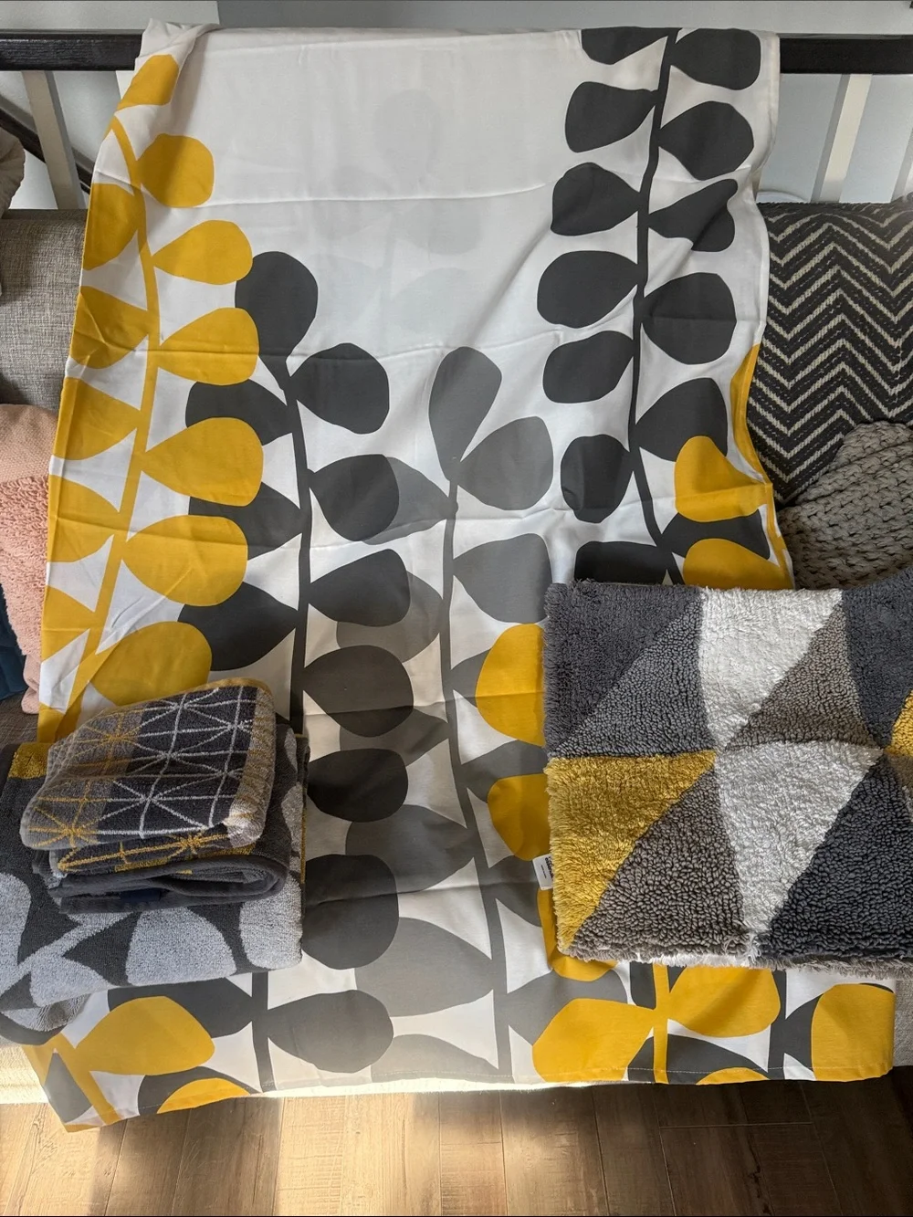 Room Essentials Mustard Yellow & Charcoal Leaf-Print Duvet Cover